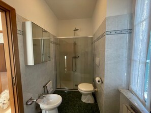 A bathroom with a glass-enclosed shower, a toilet, a sink, and a mirror. - Câ Giâna apartment 5 minutes from the beaches (Lavagna)