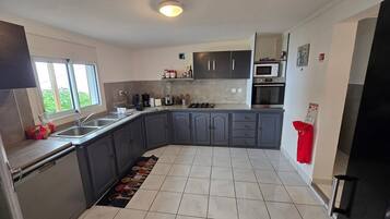 Een koelkast, een microgolfoven, een oven, een vaatwasser