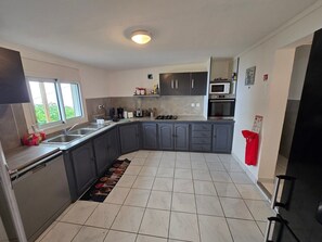 Réfrigérateur, micro-ondes, four, lave-vaisselle