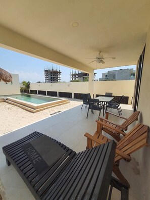 Outdoor dining - Villa Bélgica : Quiet, equipped and close to the sea with rooftop. (San Benito)