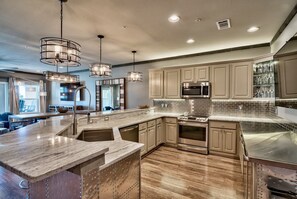 Fridge, microwave, oven, stovetop - Pavillion Palms 104A! 2BR Condo with Golf Cart included in Miramar Beach (Miramar Beach)