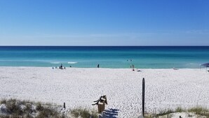 Une plage de sable blanc bordée d’une eau d’un bleu cristallin.
