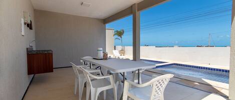 เบสิกอพาร์ทเมนท์ | รับประทานอาหารกลางแจ้ง