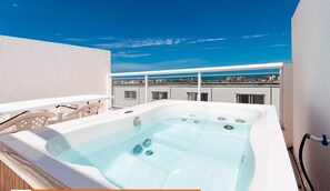 Basic Apartment | Outdoor spa tub - Exclusive Duplex at Beach Townhouse IV by Carpediem (Aquiraz)