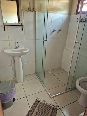 Quarto duplo standard, vista para o jardim | Banheiro