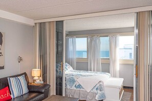 Tabla de planchar con plancha, wifi y ropa de cama 