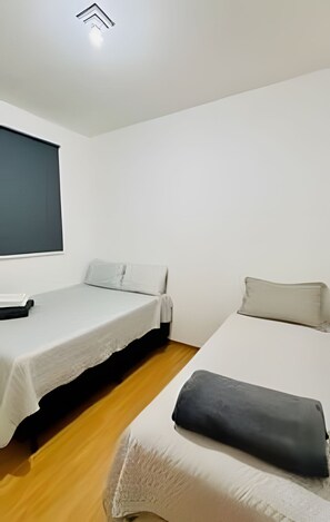 Apartamento | Cortinas blackout, ferros/tábuas de passar roupa, Wi-Fi de cortesia