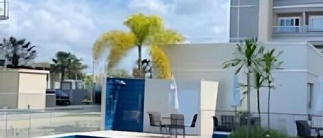 Appartement classique, 2 chambres, vue partielle sur l'océan | Piscine | Piscine extérieure