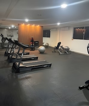 A gym with treadmills, exercise balls, and weight machines. - 1403 Apto 2 Qtos Cabedelo João Pessoa (Cabedelo)