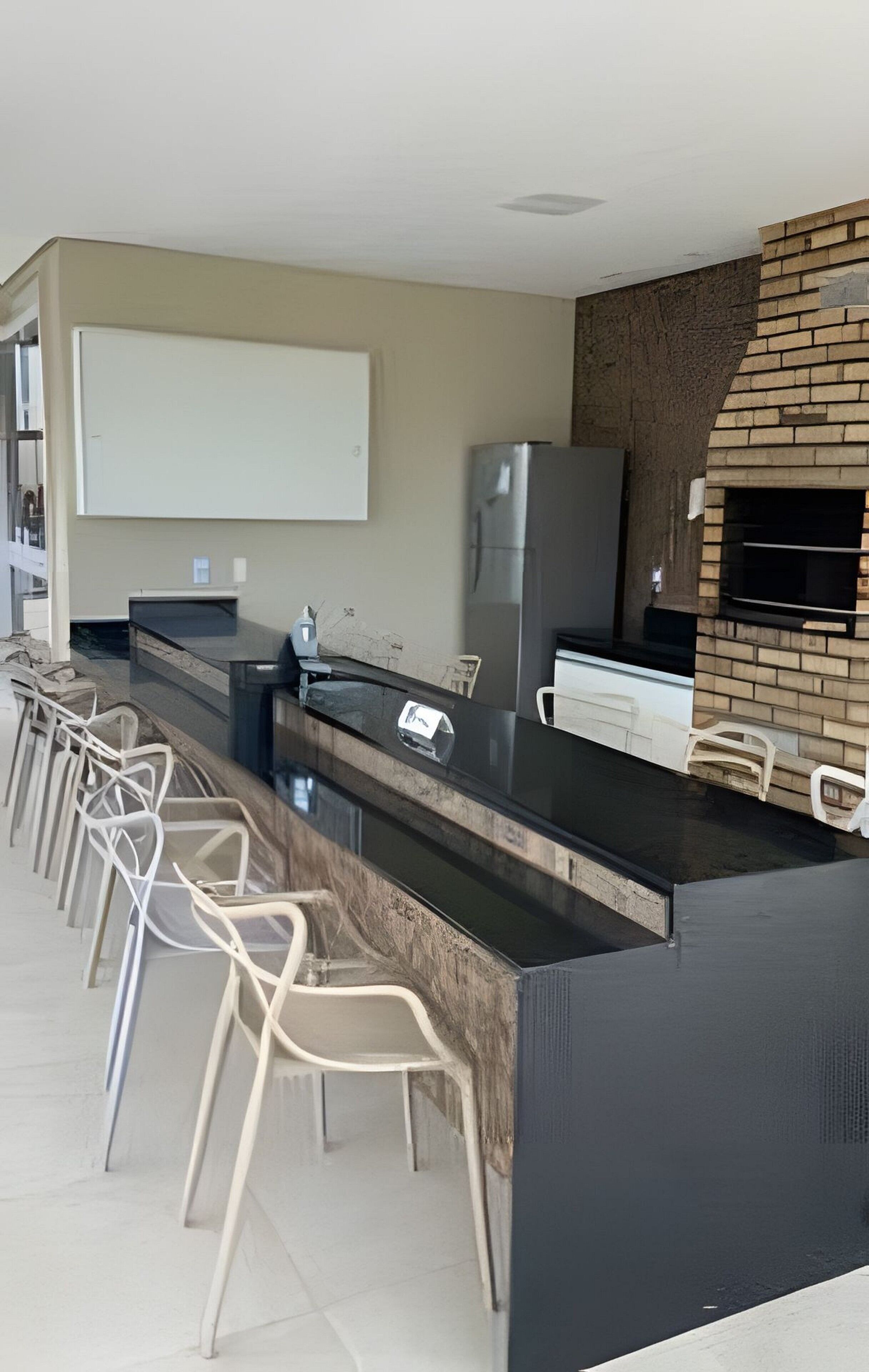 Uma cozinha moderna com área de bar, forno embutido e espaço para sentar.