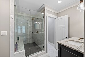 Douche, serviettes fournies, savon, shampoing