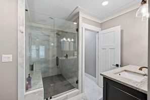 Shower, shampoo - Lakefront Retreat | Lake Oconee | Boat & Jet Skis (Eatonton)