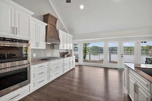 Fridge, microwave, oven, stovetop - Lakefront Retreat | Lake Oconee | Boat & Jet Skis (Eatonton)