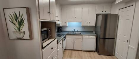 Køleskab, mikrobølgeovn, ovn, kogeplade