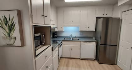 Steps to UGA campus/Sanford Stadium - Lg 1BR + SofaBed