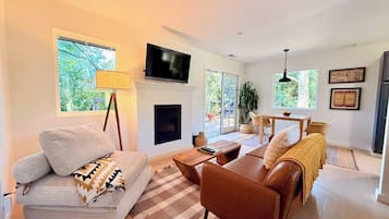 Televisión y chimenea