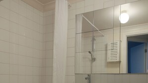 A bathroom with a bathtub, sink, and toilet. - Cozy apartment in the heart of Marylebone. 5 min walk to Baker Street Station! (London)