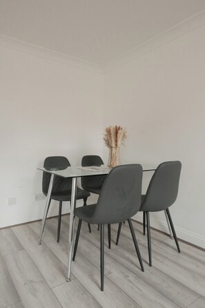Dining - Cozy apartment in the heart of Marylebone. 5 min walk to Baker Street Station! (London)