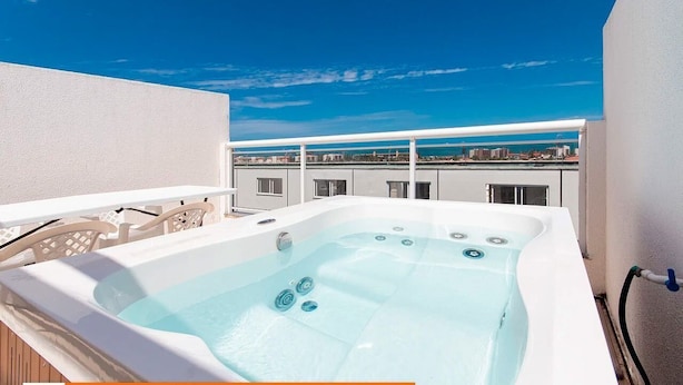 Ein Whirlpool auf dem Dach mit freiem Blick auf die Stadtlandschaft.