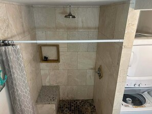Dusche, Haartrockner, Handtücher, Seife