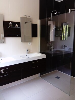 Shower, hair dryer, soap, toilet paper - Beautiful contemporary house with pool and pool house in a quiet village. (GOURBERA)