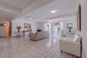 Basic Chalet | Living area