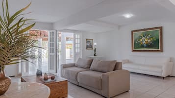 Basic Chalet | Living area