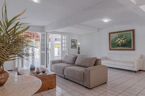 Basic Chalet | Living area