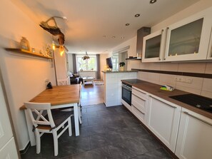 Microwave, oven, stovetop, dishwasher - Rosenzauber Waldstein Terrassen in Bad Weißenstadt near the lake and the thermal baths (Weißenstadt)