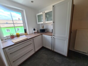 Microwave, oven, stovetop, dishwasher - Rosenzauber Waldstein Terrassen in Bad Weißenstadt near the lake and the thermal baths (Weißenstadt)