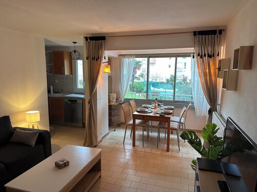 JOLI APPARTEMENT 2 PIECES AVEC UNE GRANDE CHAMBRE ET VUE SUR CHENAL ET PISCINE