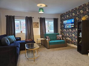 TV - Stay Zen Apartments- luxury central parking garden (Woking)