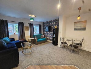 TV - Stay Zen Apartments- luxury central parking garden (Woking)