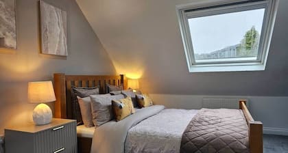 Stay Zen Apartments- luxury central parking garden