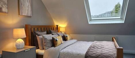 3 bedrooms, iron/ironing board, WiFi, bed sheets