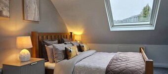 Stay Zen Apartments- luxury central parking garden