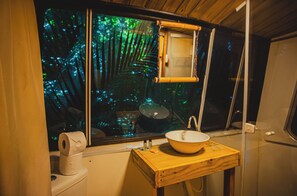 ベーシック スイート (Ônibus) | バスルーム | シャワー、ヘアドライヤー、トイレットペーパー