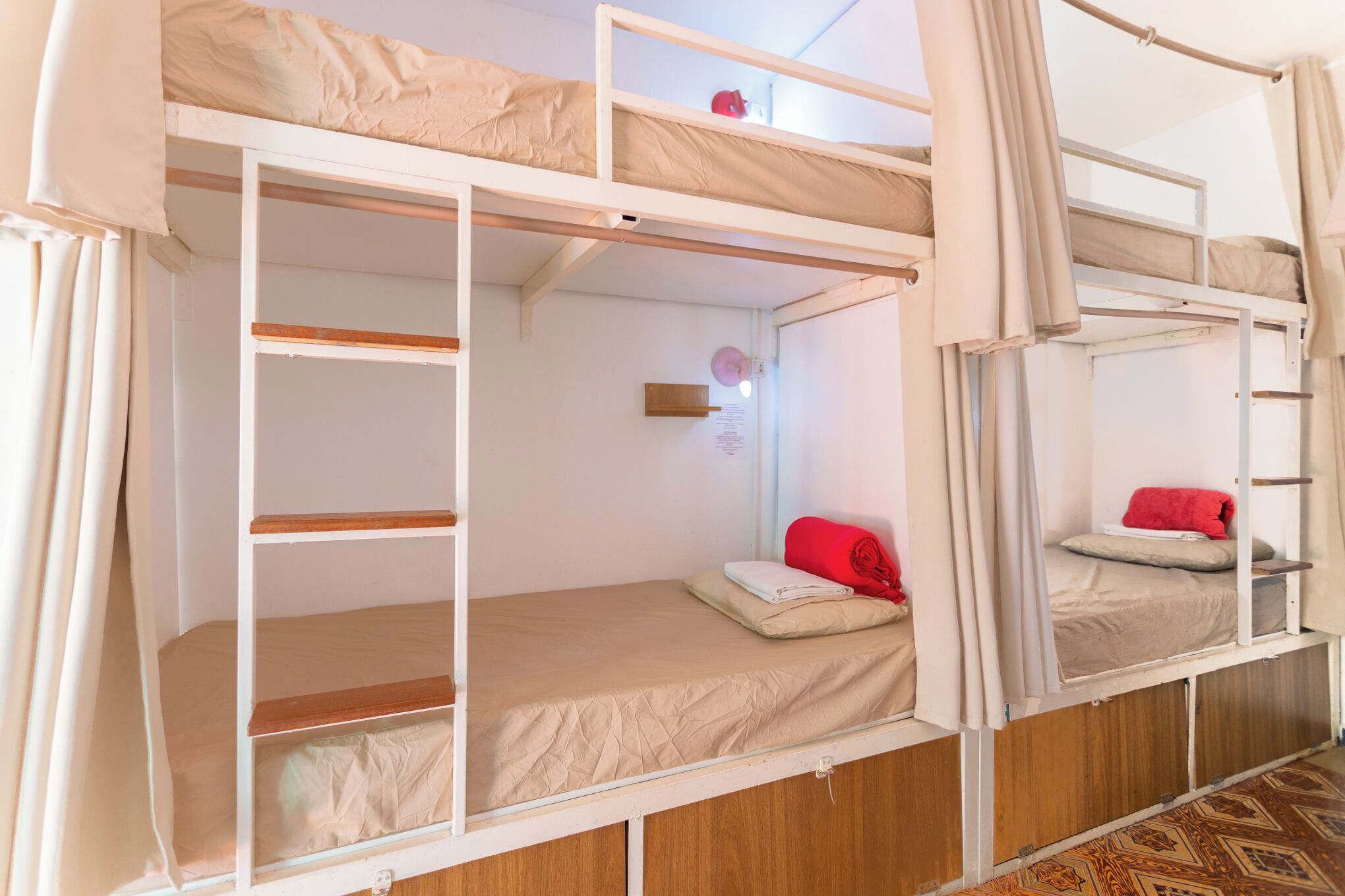 セーフティボックス (室内)、WiFi (無料)、ベッドシーツ