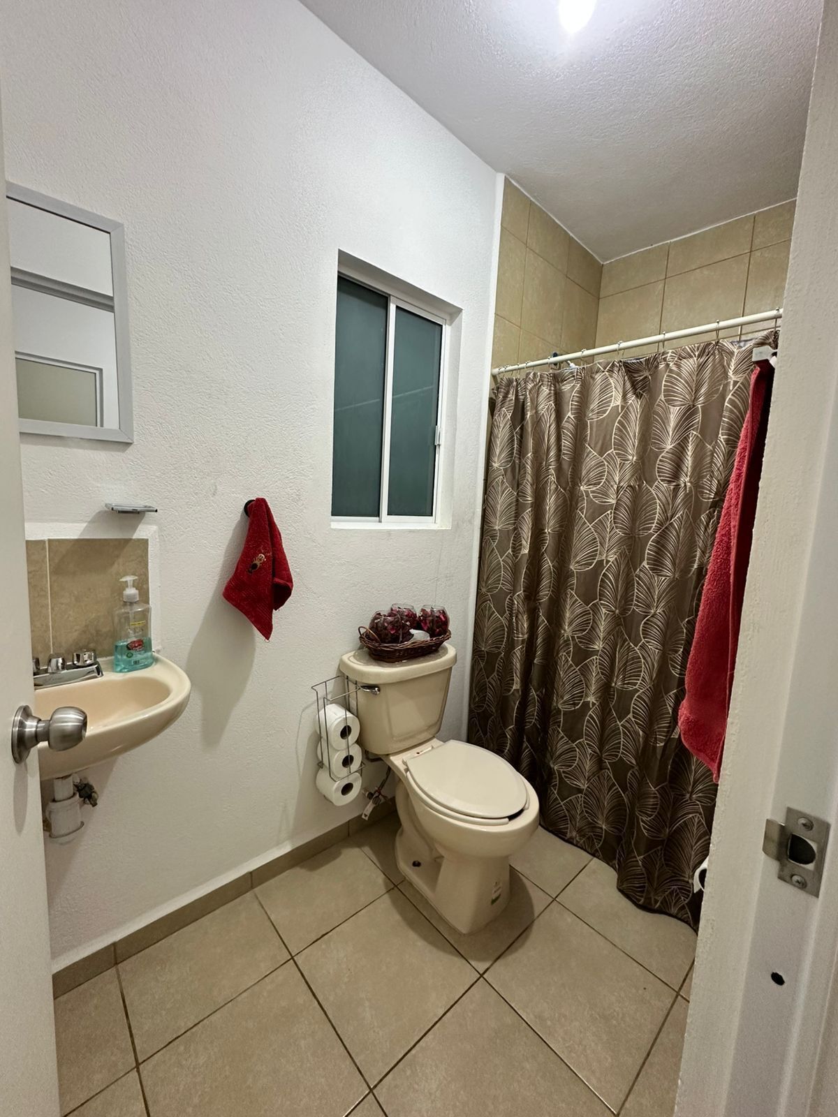 Douche, savon, papier toilette