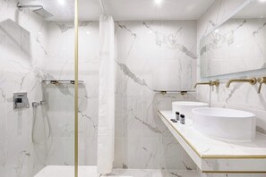 Shower, hair dryer, shampoo - Écrin d’architecte sous verrière • Marais (Paris)