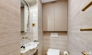 Shower, hair dryer, towels, shampoo - Ecrin de prestige au coeur du Haut-Marais (Paris)