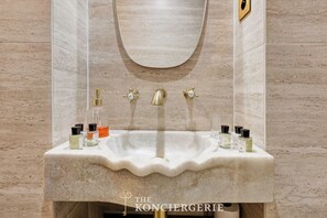 Shower, hair dryer, towels, shampoo - Ecrin de prestige au coeur du Haut-Marais (Paris)