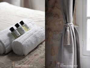 Shower, hair dryer, towels, shampoo - Ecrin de prestige au coeur du Haut-Marais (Paris)