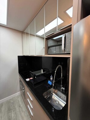 Deluxe Double Room | Private kitchen | Microwave, cookware/dishes/utensils - HOTEL JD VILLAGE  (Itapema)