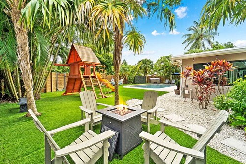 Luxury Retreat near Beach, Heated Pool, Hot Tub & Games