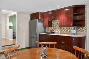 Fridge, microwave, oven, stovetop - Cozy & practical apartment in Hull 5 min to Ottawa (Gatineau)