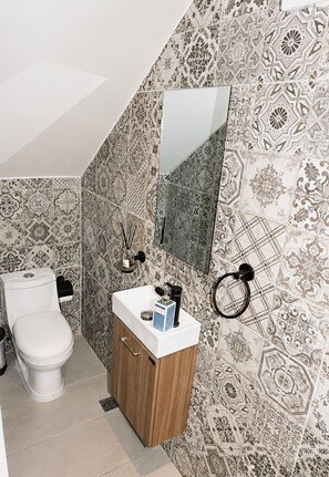 Douche, sĂšche-cheveux, serviettes fournies, savon