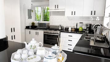 Frigorifero, microonde, forno, piano cottura