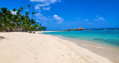 Tropical Villa near Beach with Private Jacuzzi & Pool