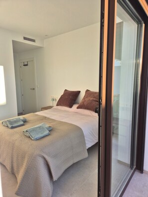 2 室のベッドルーム、アイロン / アイロン  台、WiFi (無料)、ベッドシーツ